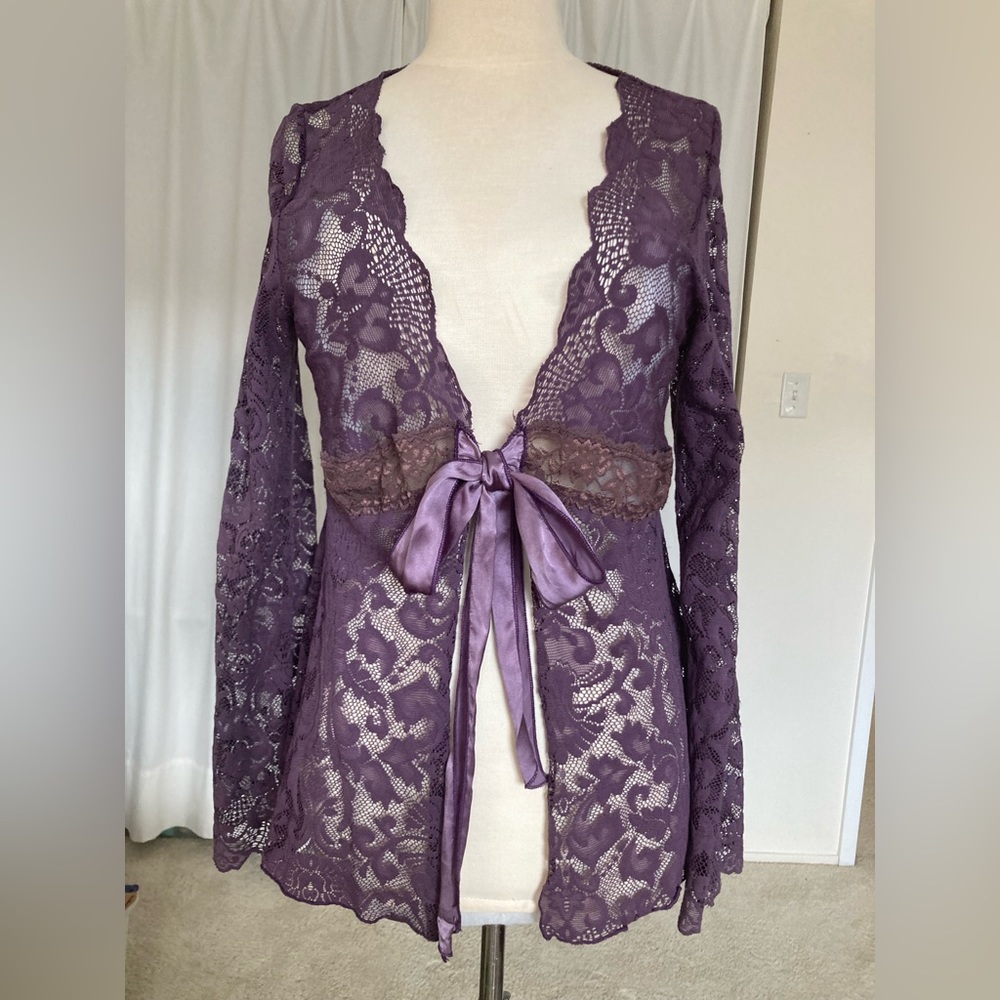 Lacy, feminine, soft purple top, ties in the front, sz 10-12.